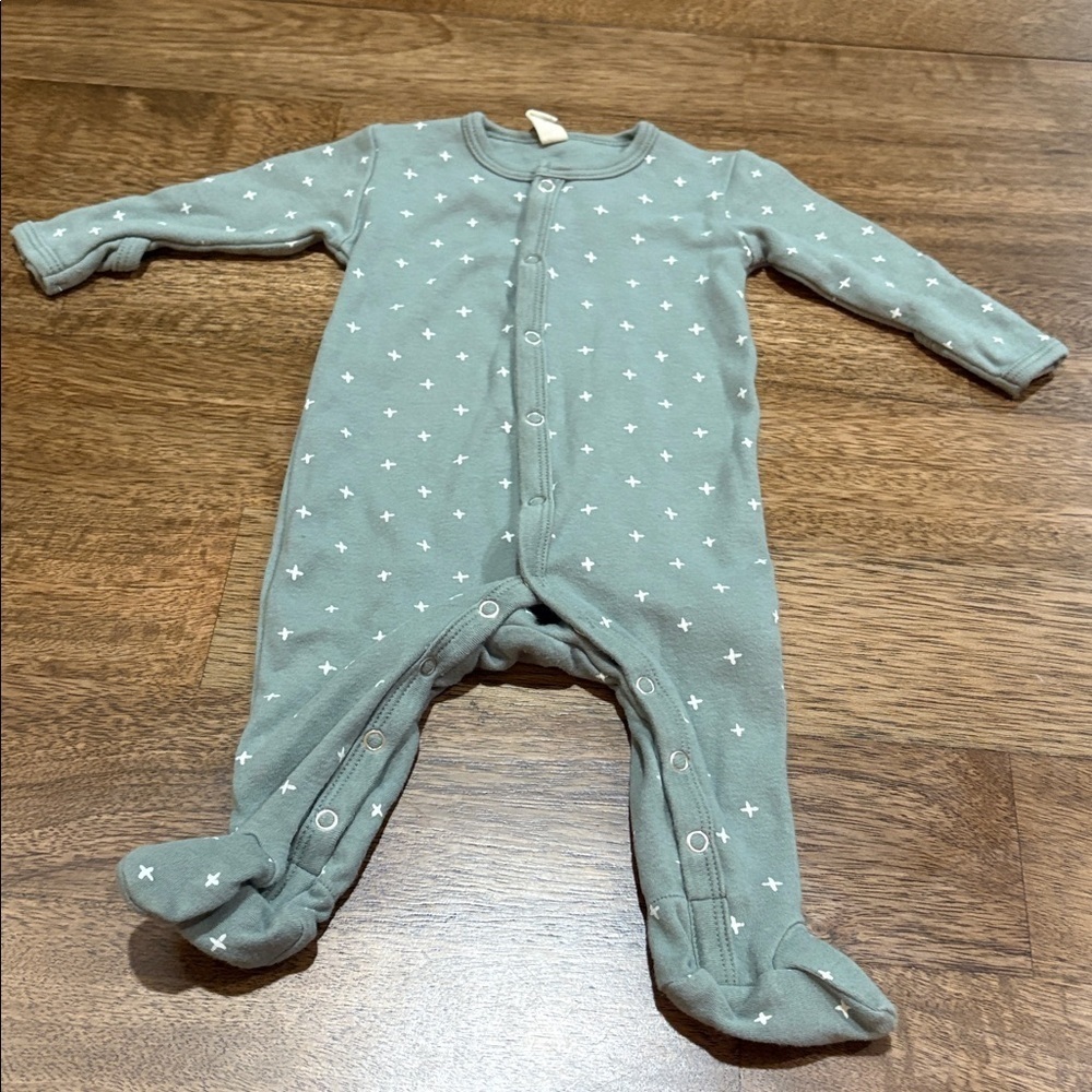 Q by Quincy Mae. Sleeper. Pajamas. Footed. Snaps up. 0-3 months